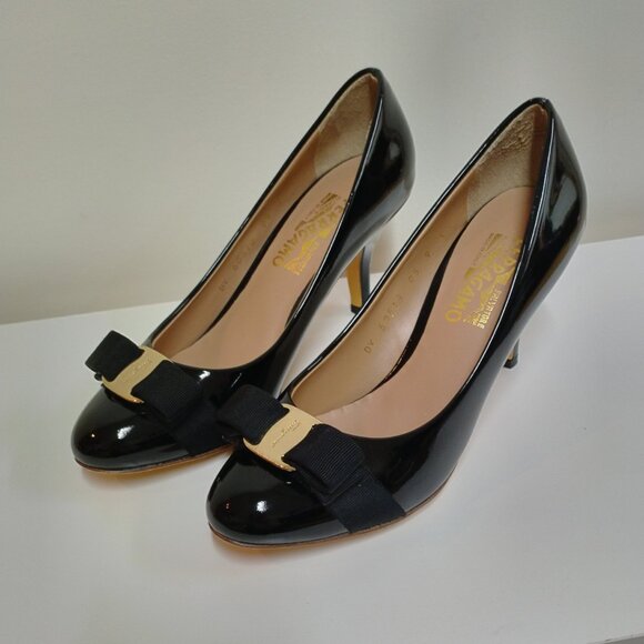 Ferragamo Black Patent Vara Bow Heel Pumps, like new - Picture 5 of 13